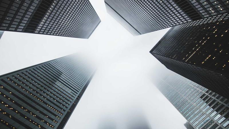 后期制作团队使用AI辅助剪辑与调色系统