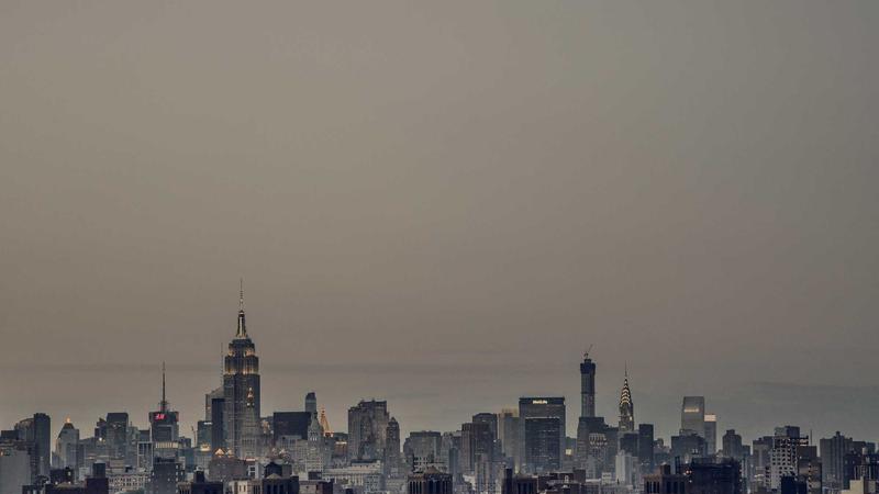 短剧中角色在雨夜对话的场景